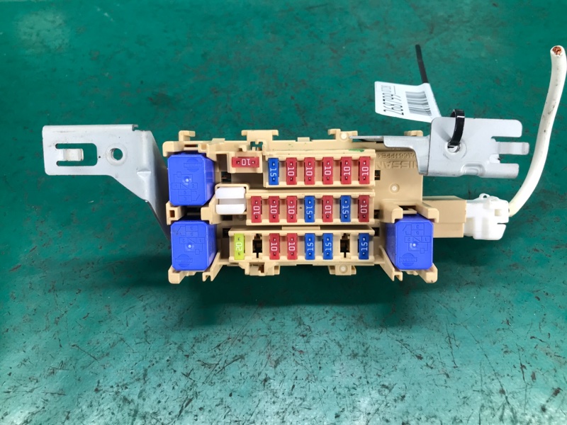 Запчасть блок предохранителей салон NISSAN LEAF 10-17 2012 24311-1HA0A Б/У Блок предохранителей салон NISSAN LEAF 10-17 2012 24311-1HA0A Б/У