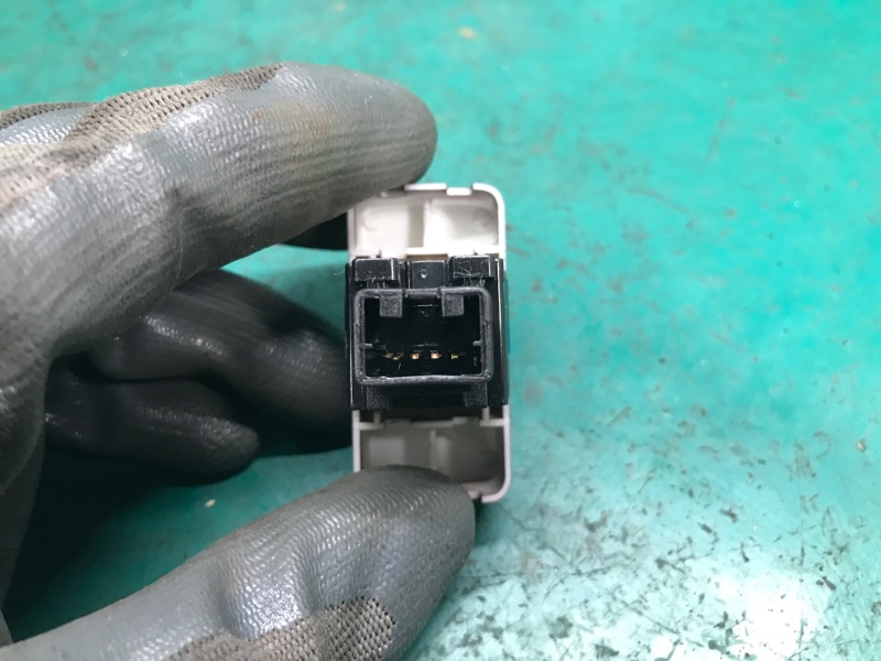 Кнопка аварийной сигнализации LEAF 10-17 2012