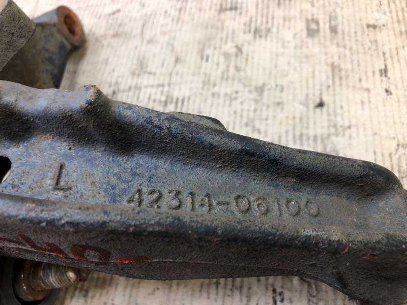 Цапфа задняя левая CAMRY 40 06-11