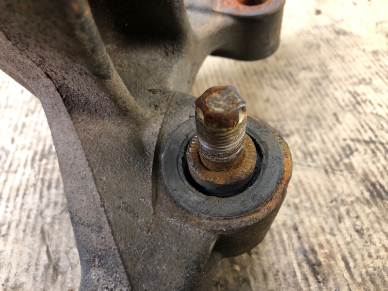 Цапфа задняя левая CAMRY 40 06-11