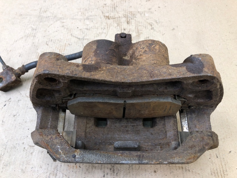 Суппорт тормозной передний левый EX35(37) 07-12