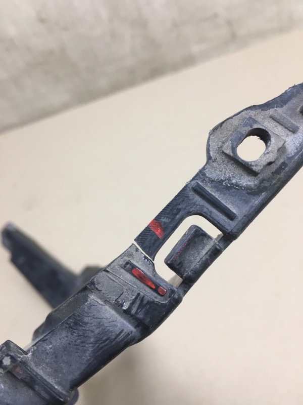 Кронштейн заднего бампера правый JETTA USA 10-17 2011 Седан CBTA 2.5L