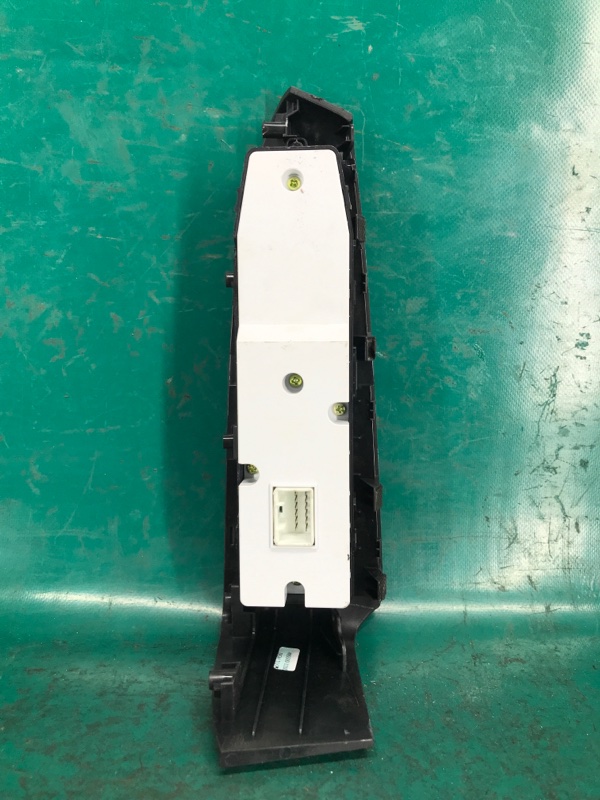 Кнопка стеклоподъемника передняя правая KIA SEDONA 14-18 YP 3.3 G6DM Кнопка стеклоподъемника передняя правая KIA SEDONA 14-18 YP 3.3 G6DM