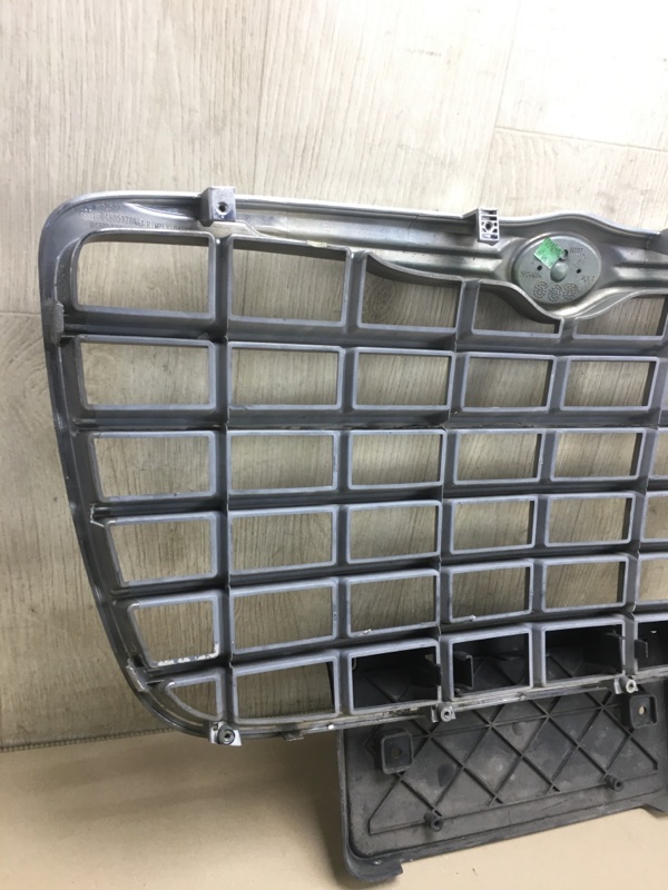 Решетка радиатора 300 04-10 2008 Седан 3.5 EGG