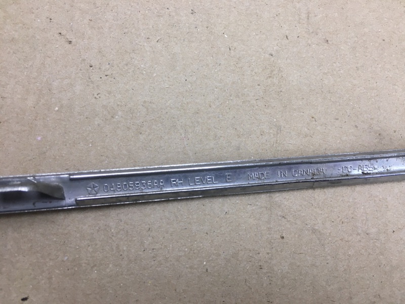 Накладка бампера передняя правая 300 04-10 2008 Седан 3.5 EGG