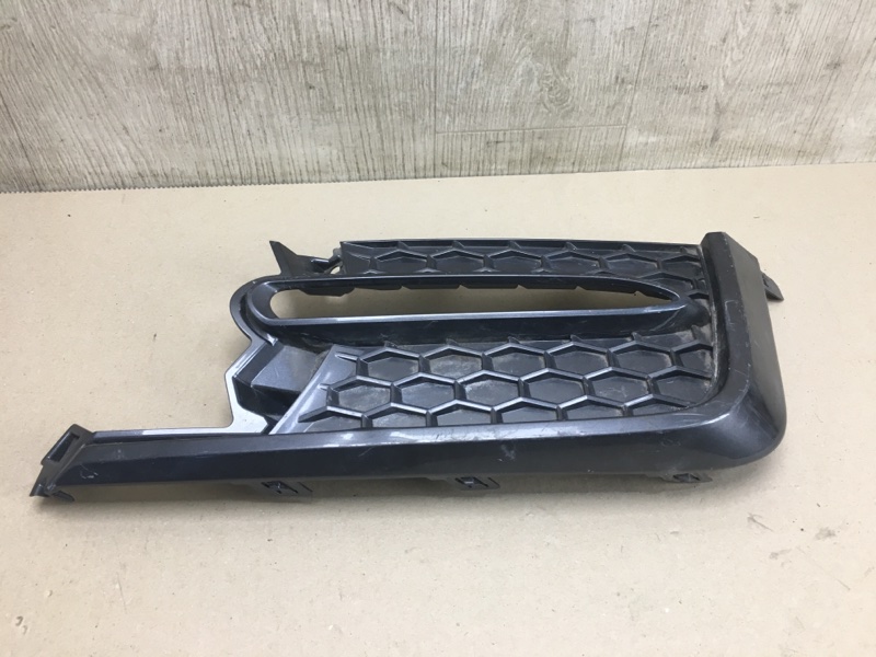 Накладка противотуманной фары правая COROLLA 18-