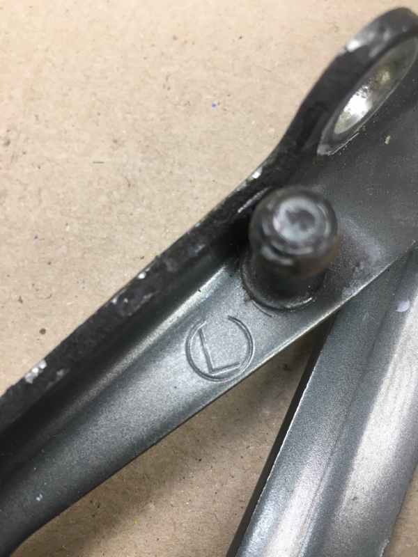 Петля крышки багажника левая LS430 00-06 2004 UCF30L 4.3 3UZFE