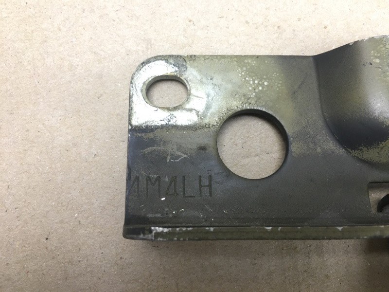 Петля капота левая FRONTIER 04-21 2014 D40 4.0 VQ40DE