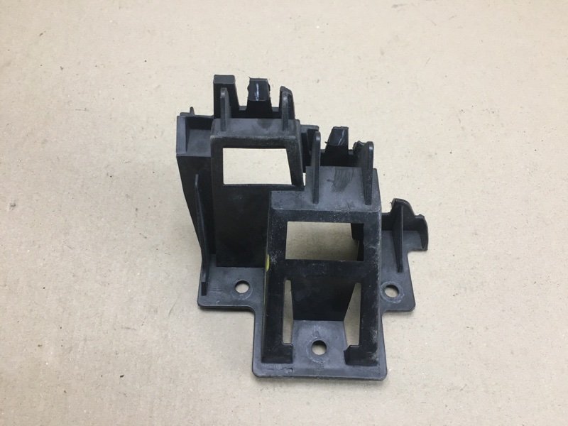 Кронштейн заднего бампера правый JETTA USA 10-17 2011 Седан CBTA 2.5L