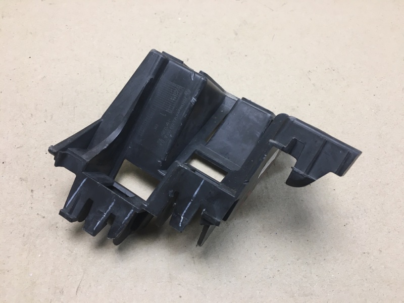 Кронштейн заднего бампера правый JETTA USA 10-17 2011 Седан CBTA 2.5L