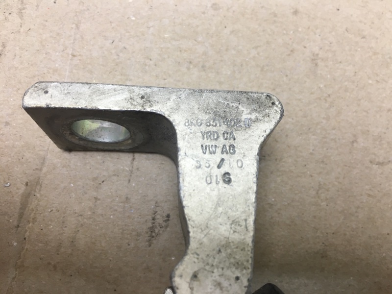 Петля двери нижняя задняя правая GOLF 12-21