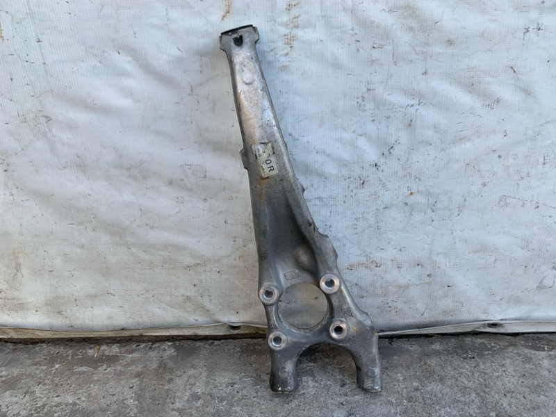 Кулак поворотный правый LEXUS LS430 00-06 UCF30L 4.3 3UZFE