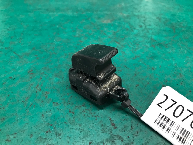 Запчасть кнопка стеклоподъемника задняя правая MAZDA 3 BK 03-08 2005 SEDAN 2.3 B32H-66-370 Б/У Кнопка стеклоподъемника задняя правая MAZDA 3 BK 03-08 2005 SEDAN 2.3 B32H-66-370 Б/У