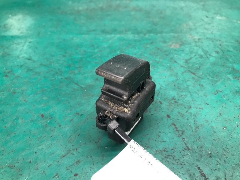 Запчасть кнопка стеклоподъемника передняя правая MAZDA 3 BK 03-08 2005 SEDAN 2.3 B32H-66-370 Б/У Кнопка стеклоподъемника передняя правая MAZDA 3 BK 03-08 2005 SEDAN 2.3 B32H-66-370 Б/У