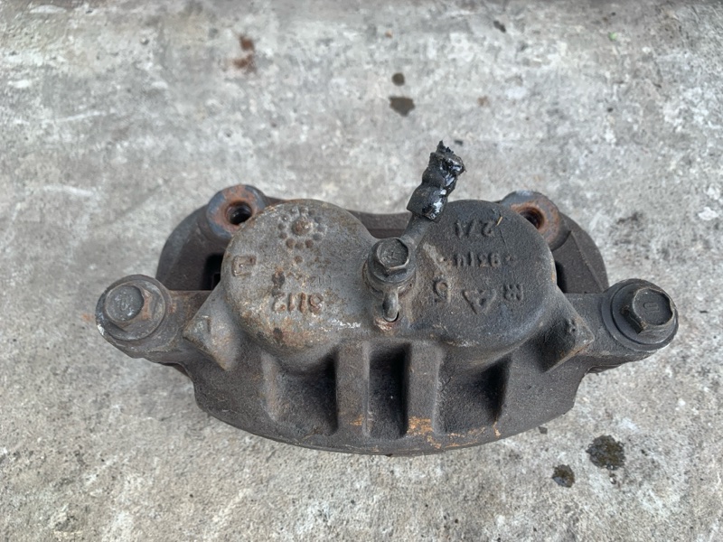 Суппорт тормозной передний правый NISSAN QX56 / TITAN / ARMADA 04-16 VK56DE