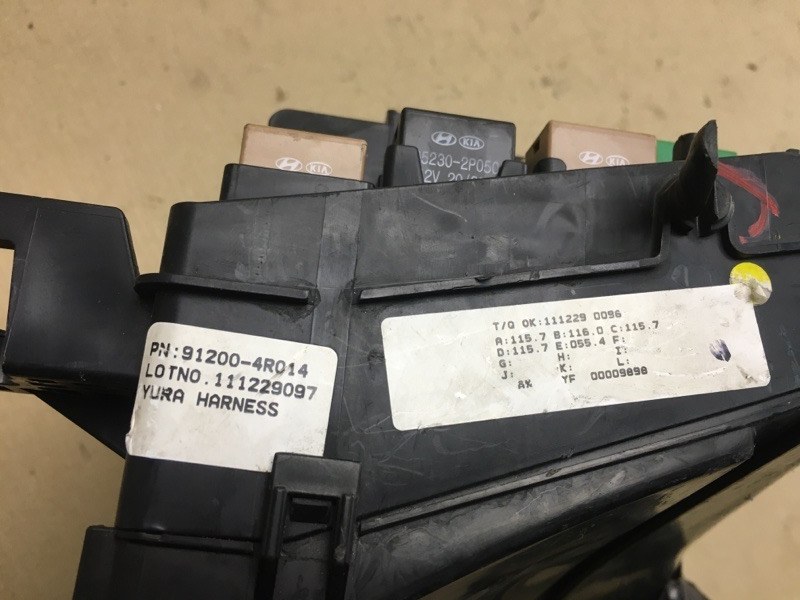 Блок предохранителей моторный отсек SONATA YF 10-14 2012 YF 2.4 G4KK Блок предохранителей моторный отсек SONATA YF 10-14 2012 YF 2.4 G4KK