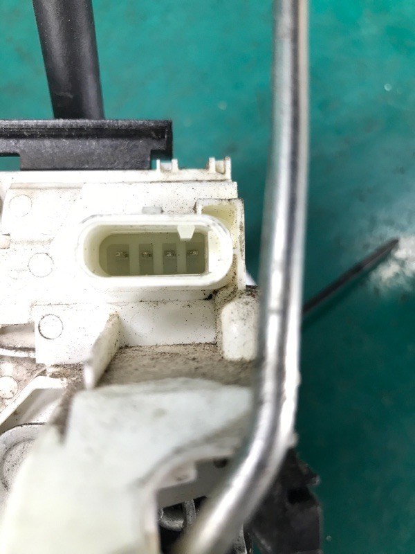 Замок двери передний правый AVENGER 07-14 2013 JS 2.4 ED3