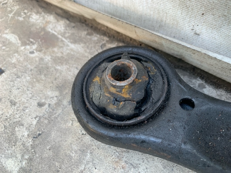 Рычаг передней подвески нижний правый AVALON 99-05 2000 3.0 1MZFE Рычаг передней подвески нижний правый AVALON 99-05 2000 3.0 1MZFE