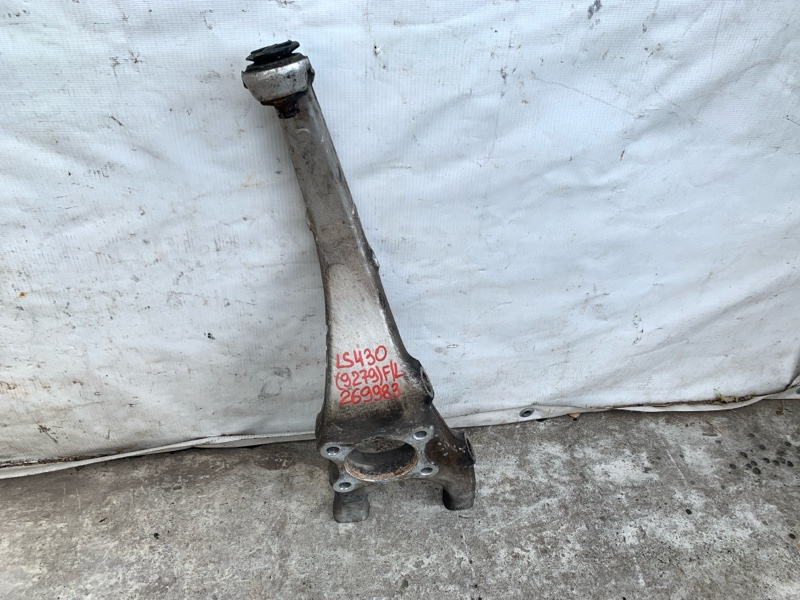 Кулак поворотный левый LS430 00-06 2000 UCF30L 4.3 3UZFE