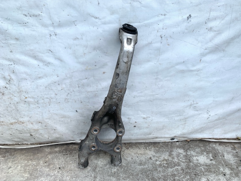 Кулак поворотный левый LS430 00-06 2000 UCF30L 4.3 3UZFE