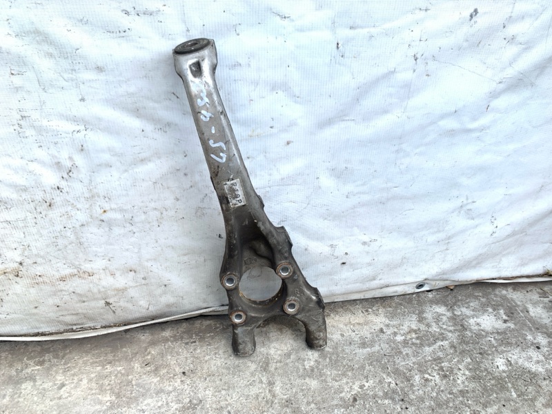 Кулак поворотный правый LS430 00-06 2000 UCF30L 4.3 3UZFE