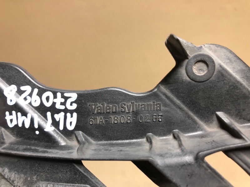 Кронштейн переднего бампера (под фарой) передний правый ALTIMA L32 07-12 2012 Седан 2.5 QR25DE