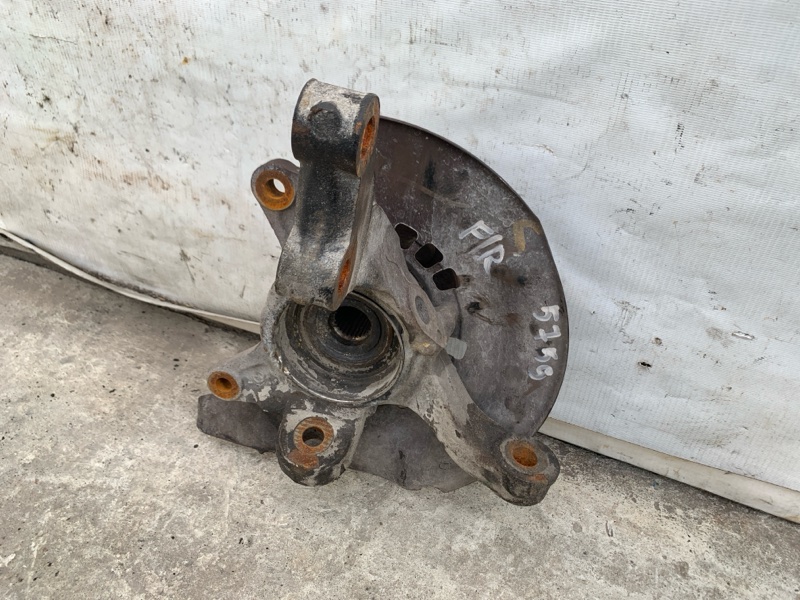 Кулак поворотный правый CAMRY 30 02-06