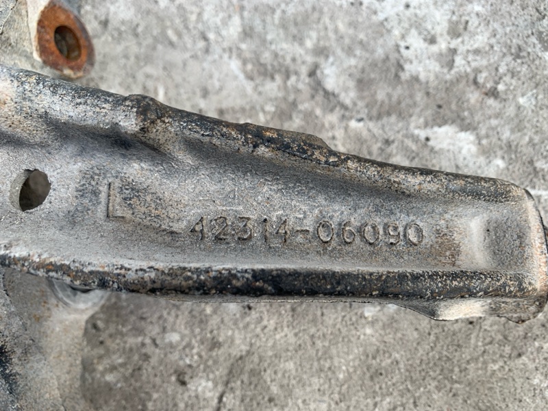 Цапфа левая CAMRY 30 02-06 Цапфа левая CAMRY 30 02-06