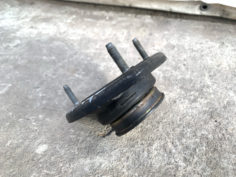 Опора амортизатора задняя левая SOLARA 03-09 2004 3.3 3MZFE