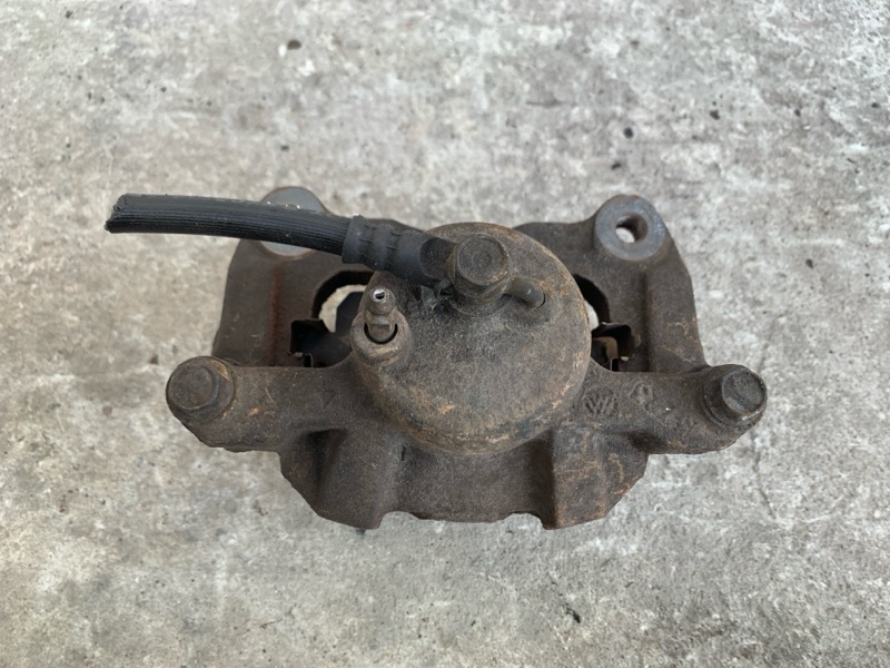 Суппорт тормозной передний правый TOYOTA COROLLA 120 00-07 ZZE130L 1.8L 1ZZ-FE