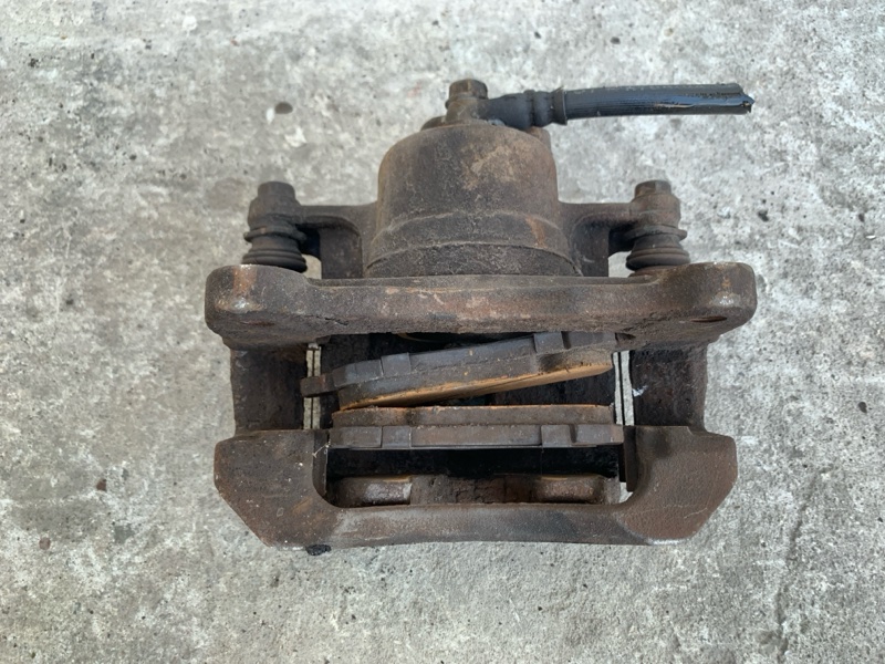 Суппорт тормозной передний правый COROLLA 120 00-07 2004 ZZE130L 1.8L 1ZZ-FE