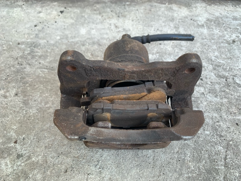 Суппорт тормозной передний правый COROLLA 120 00-07 2004 ZZE130L 1.8L 1ZZ-FE