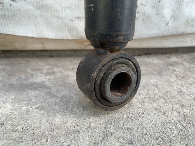 Амортизатор задний TOYOTA SIENNA 03-10 3.5 2GR-FE Амортизатор задний TOYOTA SIENNA 03-10 3.5 2GR-FE