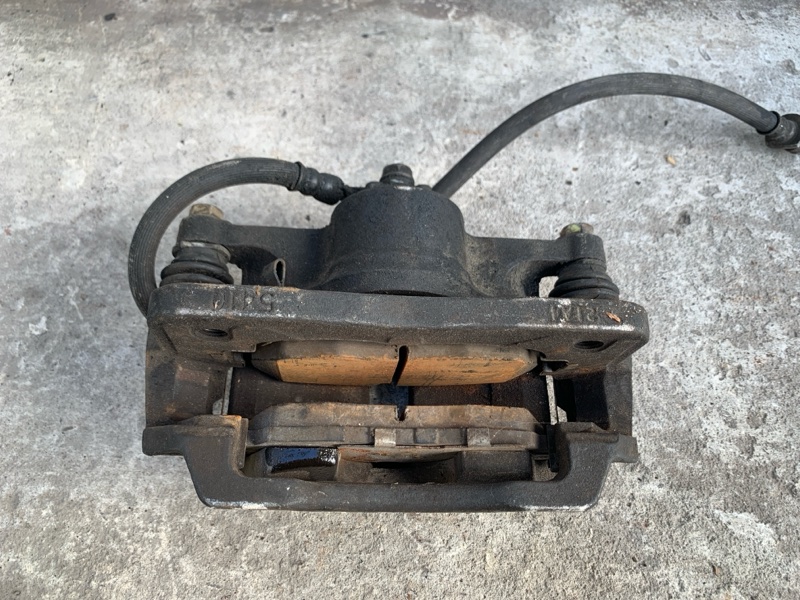 Суппорт тормозной передний правый CIVIC ES 00-05 2004 EM2 1.7 D17A1