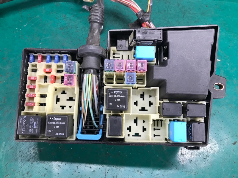 Блок предохранителей моторный отсек MAZDA 3 BK 03-08 2006 SEDAN 2.3 L3 BP4K-66-760E Б/У