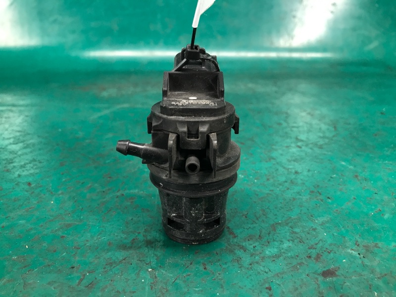 Запчасть насос омывателя стекла MAZDA 3 BK 03-08 2006 SEDAN 2.3 L3 G22C-67-482 Б/У Насос омывателя стекла MAZDA 3 BK 03-08 2006 SEDAN 2.3 L3 G22C-67-482 Б/У