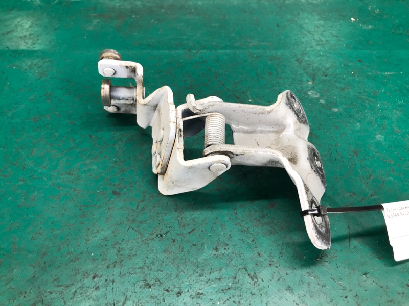 Ролик сдвижной двери средний левый NV200 USA 13- 2018 2.0 MR20DE