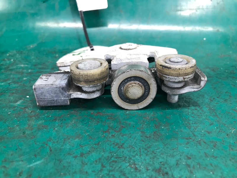 Ролик сдвижной двери нижний левый NV200 USA 13- 2018 2.0 MR20DE Ролик сдвижной двери нижний левый NV200 USA 13- 2018 2.0 MR20DE