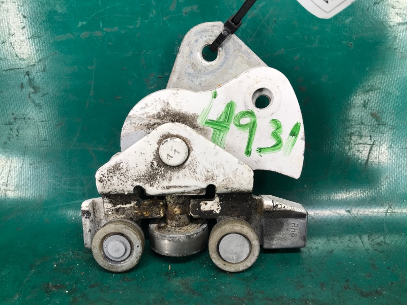 Ролик сдвижной двери нижний правый NISSAN NV200 USA 13- 2018 2.0 MR20DE 82420-JX00B Б/У