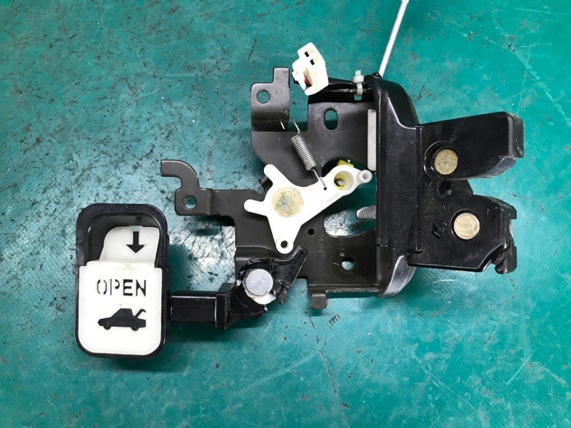 Замок крышки багажника MAZDA 3 BK 03-08 2006 SEDAN 2.3 L3 BN8P-56-820A Б/У