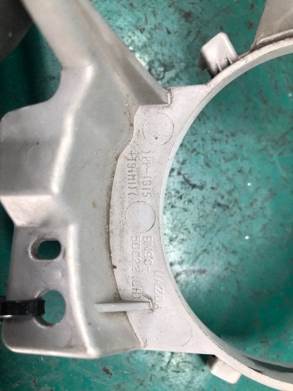 Накладка противотуманной фары передняя левая MAZDA 3 BK 03-08 SEDAN 2.3 L3 Накладка противотуманной фары передняя левая MAZDA 3 BK 03-08 SEDAN 2.3 L3