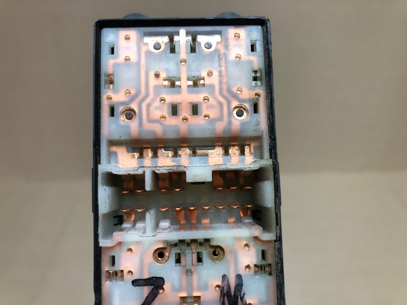 Блок управления стеклоподъемниками передний левый NISSAN QX56 / TITAN / ARMADA 04-16 VK56DE