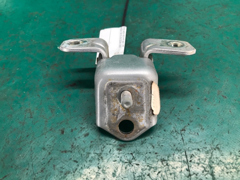 Петля двери верхняя задняя левая MAZDA 3 BK 03-08 2005 SEDAN 2.3 E112-73-210A Б/У
