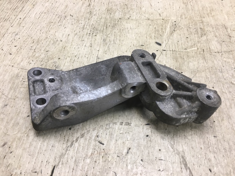 Кронштейн генератора CHRYSLER 200 14-16 UF 2.4 ED6