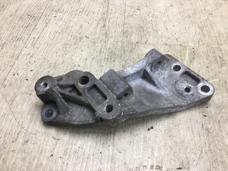 Кронштейн генератора 200 14-16 2015 UF 2.4 ED6