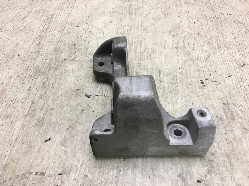 Кронштейн промежуточного вала передний правый CHRYSLER 200 14-16 UF 2.4 ED6