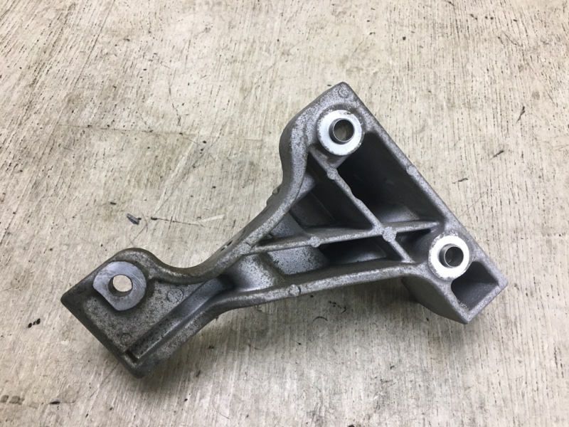 Кронштейн промежуточного вала передний правый 200 14-16 2015 UF 2.4 ED6