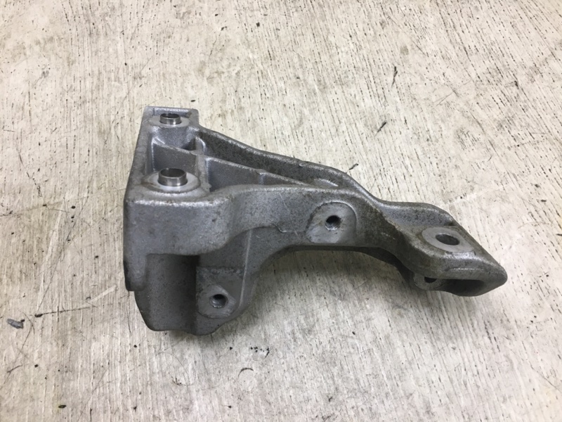 Кронштейн промежуточного вала передний правый 200 14-16 2015 UF 2.4 ED6