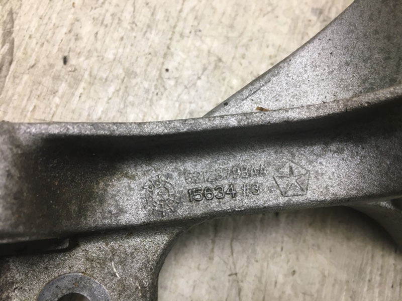 Кронштейн промежуточного вала передний правый 200 14-16 2015 UF 2.4 ED6