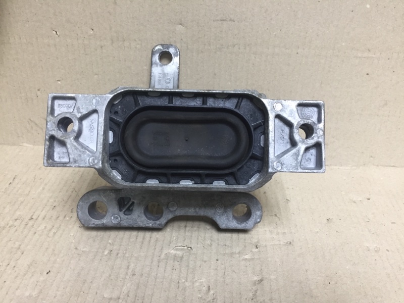 Подушка двигателя правая PASSAT B7 11-15 2012 CBTA 2.5L